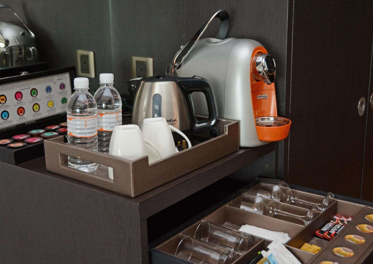 萨马萨玛克利亚酒店 雪邦 外观 照片 A Nespresso machine in a hotel room