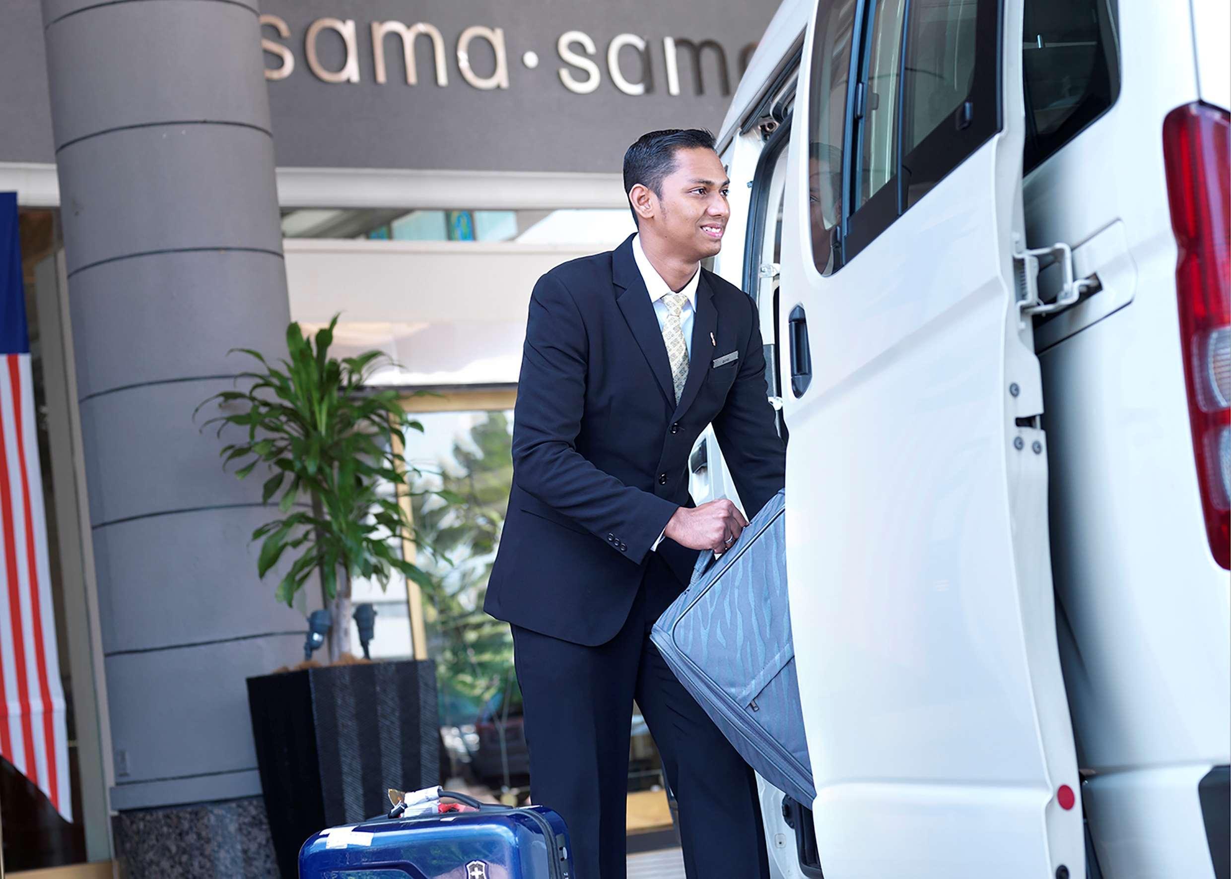 萨马萨玛克利亚酒店 雪邦 外观 照片 A chauffeur opening a car door